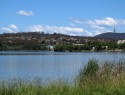 Lake Ginninderra, Belconnen. Každá městská část má svoje jezero, nákupní centra, doktory, školy atd.