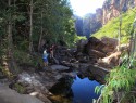 NP Kakadu, cesta k JimJIm falls. Ještě k 4WD, tady to není frajeřina ale nutnost. Taky už vím k čemu mají teréňáky snorchel - je to dobrý při brodění!