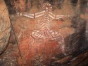 NP Kakadu, Nourlangie, Nanguluwur Art site - rock art. Tenhle bůh Nabulwinjbulwinj žere ženy.