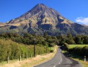 Taranaki je 2518m vysoká, patří mezi nejsymetričtější sopky světa. Dokonce se tu natáčel Poslední Samuraj-hora je podobná Fuji v Japonsku