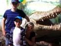 Návštěva Australian Reptile parku v Gosfordu. 3 postavy v popředí jsou živé