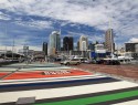 Auckland přístav i barevným asfaltem, abyste věděli kudy jít...