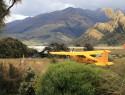 Makarora airstrip, příjezd do údolí jezera Wanaka. Myslel jsem, že je to maketa. Za chvíli ale nohodili motor a odletěli...
