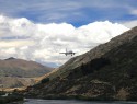 Na finále do Queenstownu přes kaňon Kawarau river. Air New Zealand měl úžasnou bezpečnostní instruktáž při letu ze Sydney. Klip natočil Peter Jackson, celý byl ve stylu Pána prstenů. Sranda! http://www.youtube.com/watch?v=NHLdJCT_jCY