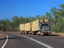 Silniční vlak-Road train. Na předjetí potřebujete cca 1km. Je jich plná Stuart highway. Některý mají i 4 návěsy...