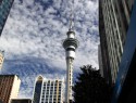 Auckland centrum, Queen street, na pozadí věž Sky city