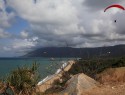 Cestou na Ellis Beach, paraglidista