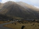 Letiště u Mt. Cook Village. Odtud se dá letět přímo na ledovec, na Mt. Cook nebo přes celé Alpy. Mt. Cook je nejvyšší horou Australo-Pacific regionu s výškou 3 754m
