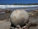Moeraki boulders, kamenné míče, které vytvořilo moře. Největší mají průměr 3 m a váží několik tun. 